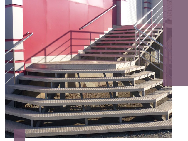 Лестницы для магазина в Коркине — изготовление и монтаж