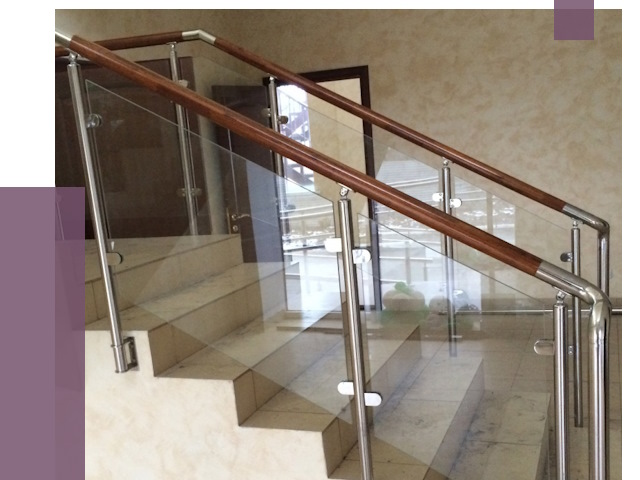 Комбинированные перила из металла и дерева в Коркине