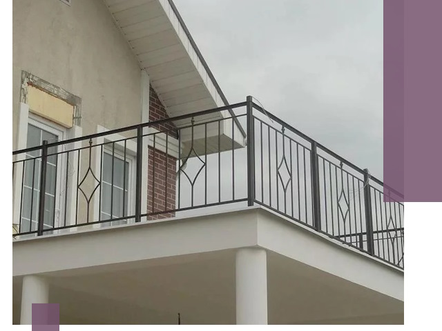 Изготовление балконных ограждений в Коркине из металла и стекла