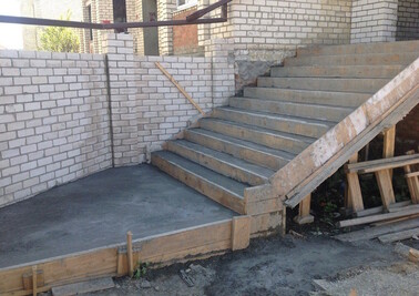 Уличная лестница в коттедж